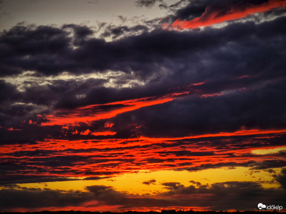Alásütős hidegfront utáni naplemente tetőpontján