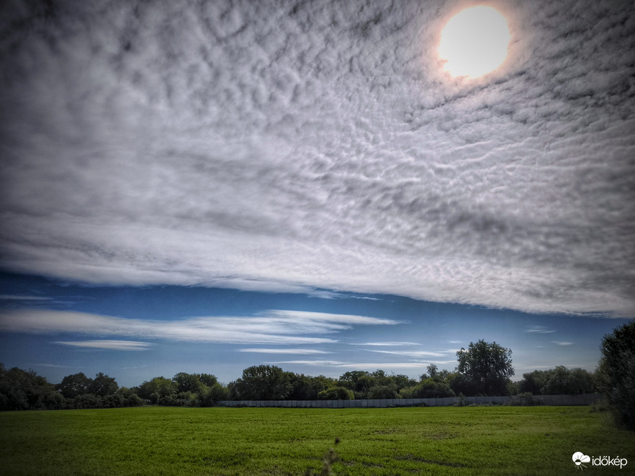 Látványos felhők vonulnak középszinten