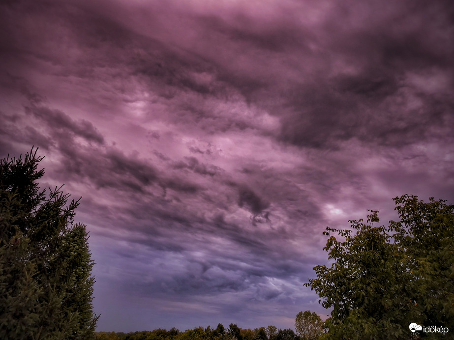 Felhők színezete naplemente idején