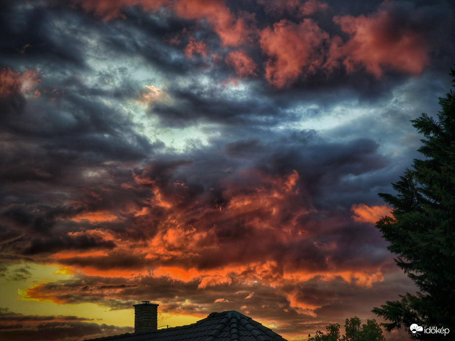 Mozgalmas égboltot megfestő naplemente