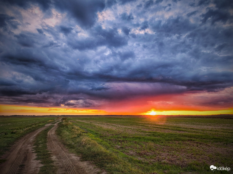 Zápor vonul a naplementében