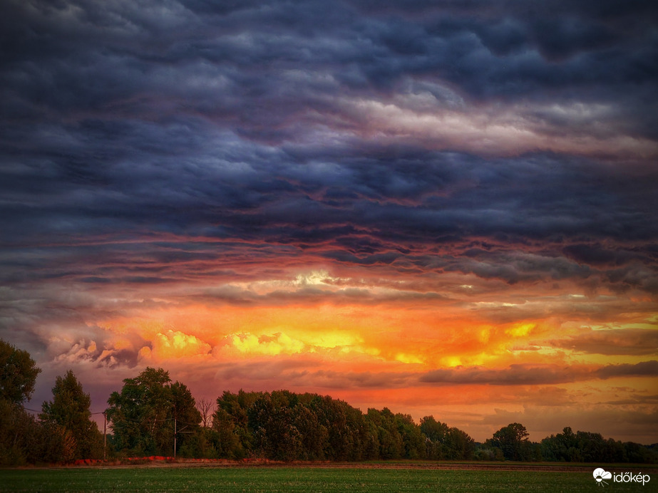 Aranyhegyek naplementéje