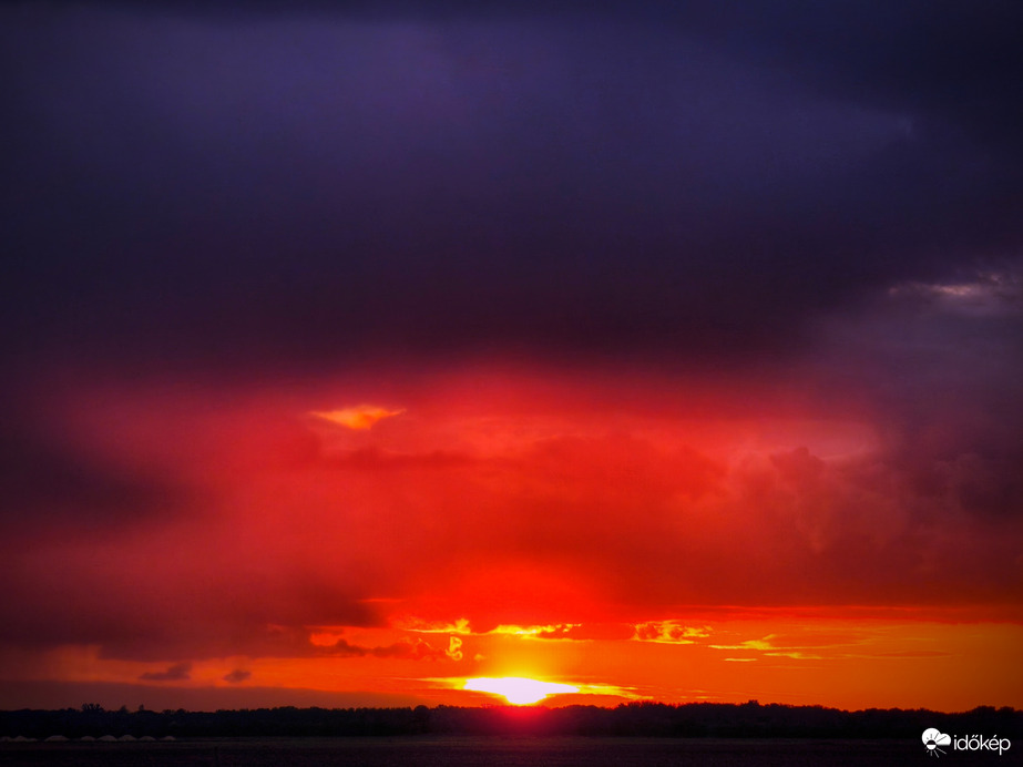 Záporfénnyel búcsúzik a szeptember