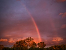 Októberi szivárvány a naplementi színvarázsban
