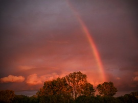 Naplementi aranyozott szivárvány