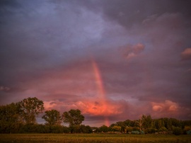 Elbúcsúzó szivárvány a naplemente színezetében