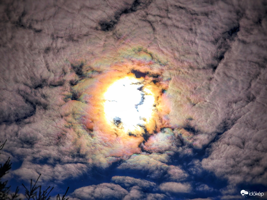 Irizálás az égi jégtáblákon