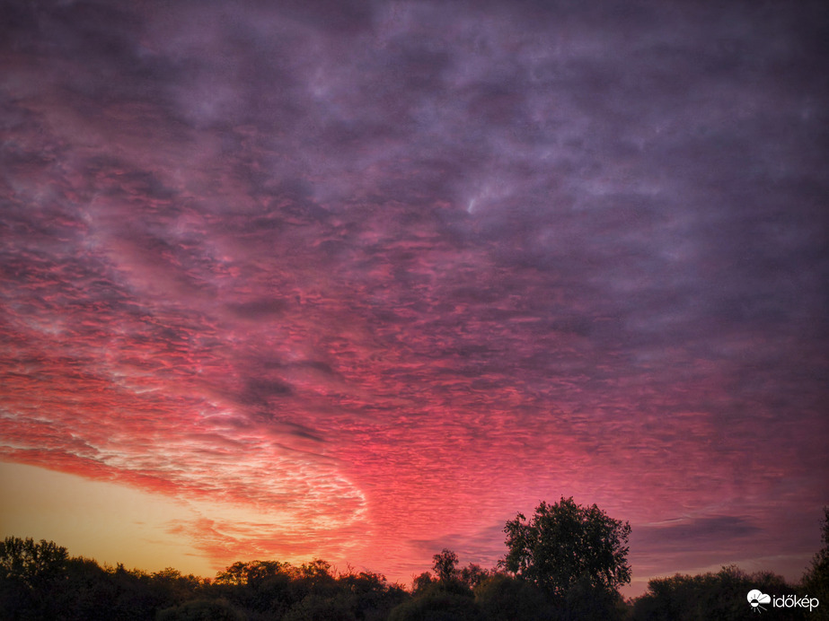 Középszintű rétegfelhő pirkadati tündöklése