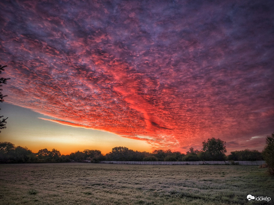 Kissé deres reggeli táj a felforrósodott reggeli éggel