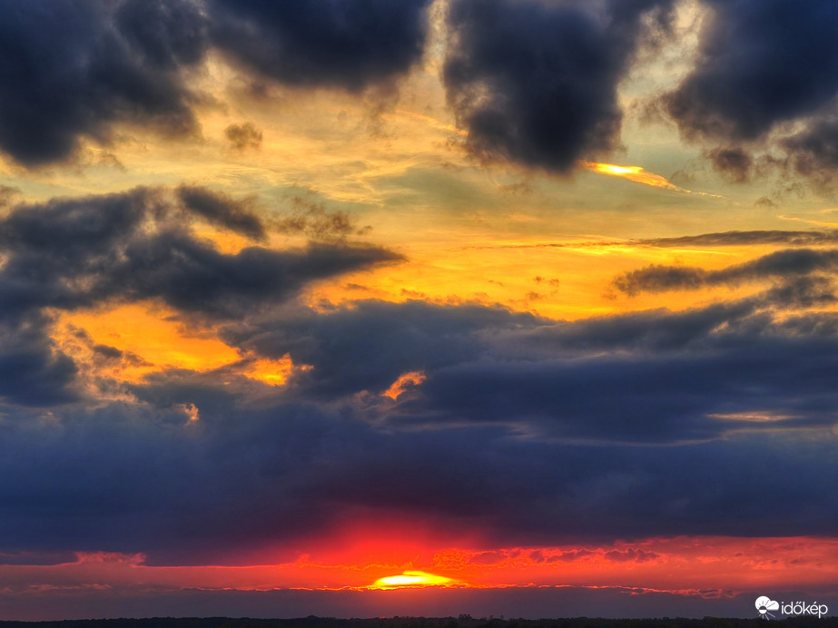 Bújócskázó októberi lemenés