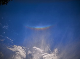 Zenitkörüli ív az ég kékjével egybeolvadva