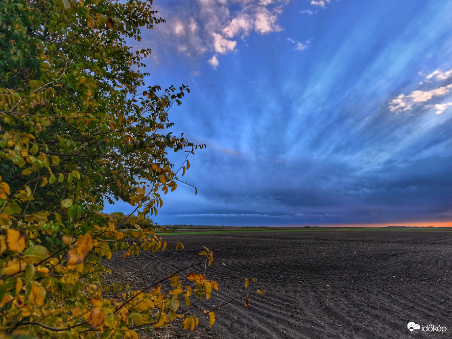 Őszi sávos felhővarázs