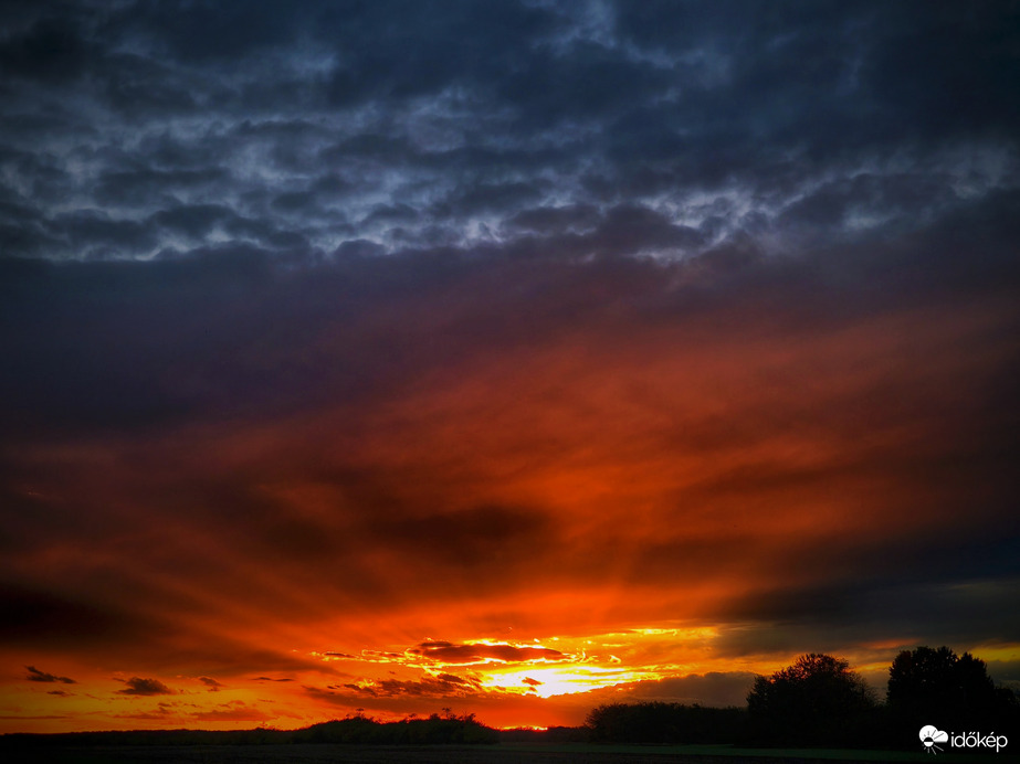 Naplementi alávetítés