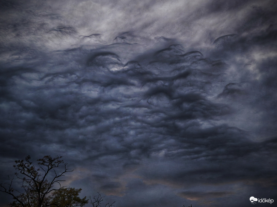 Elkolbászolt naplementi felhők