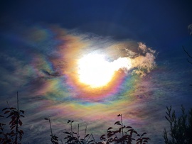 Meseszép napkoszorú bontakozik ki