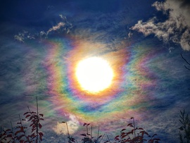 Pompás napkoszorú díszíti a kora délutáni eget