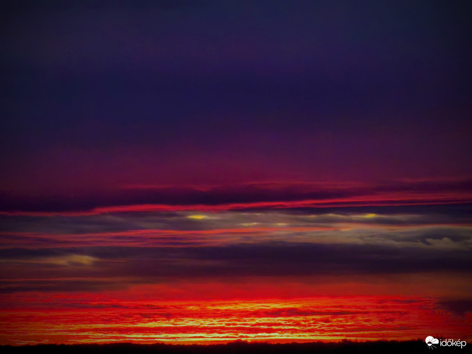 Hidegebb színek térhódítása az alkonyat tüzében