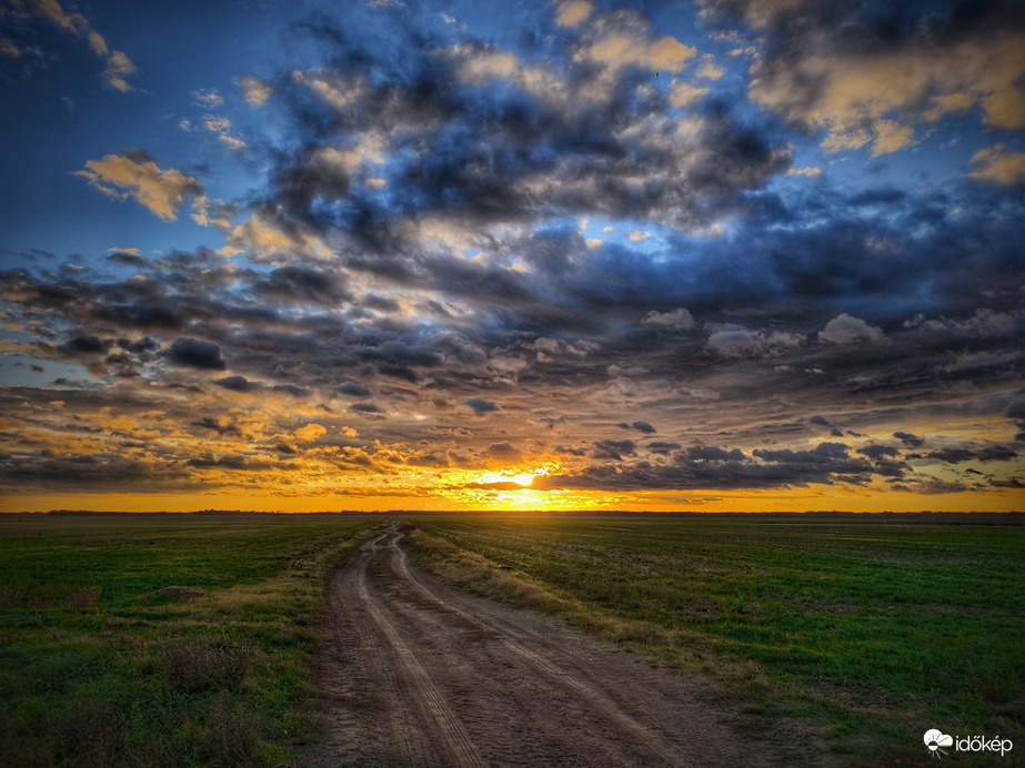 Varázslatos novemberi naplemente kezdetén