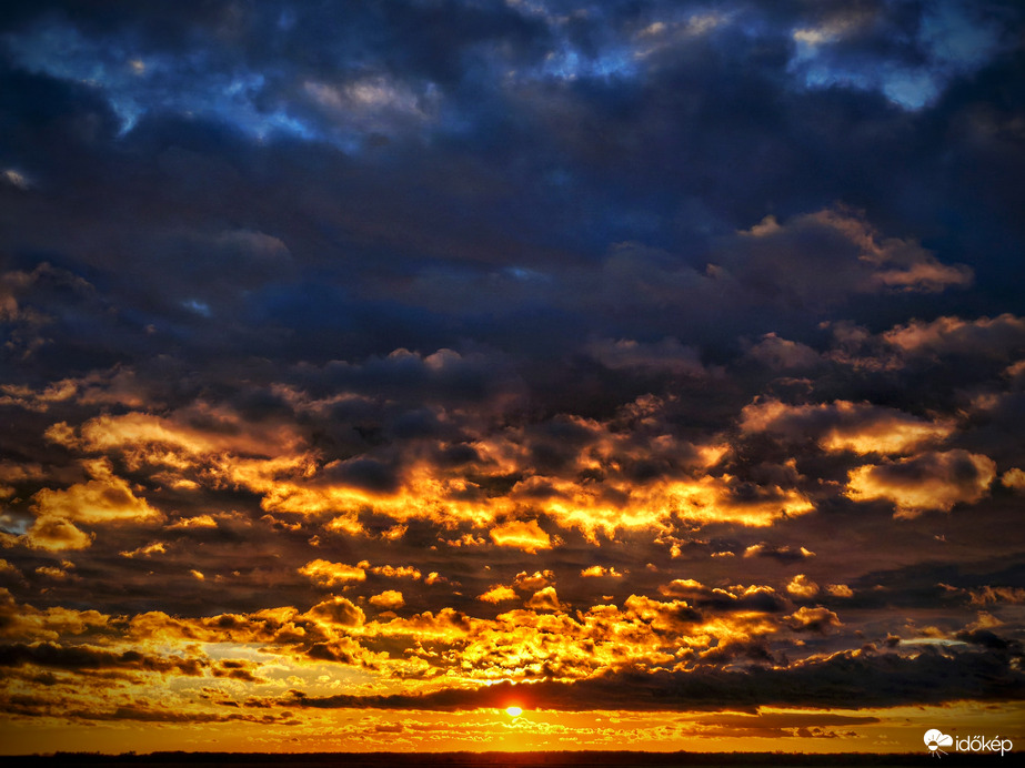 Aranyozott november naplementi percekben