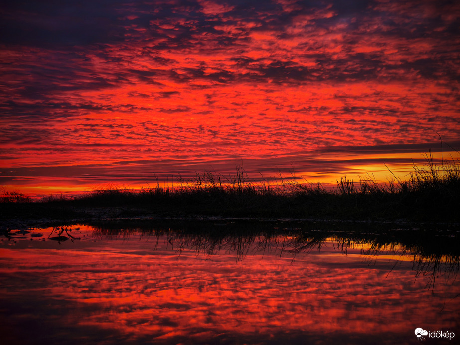 Mediterrán ciklon felhőzete naplemente utáni percekben