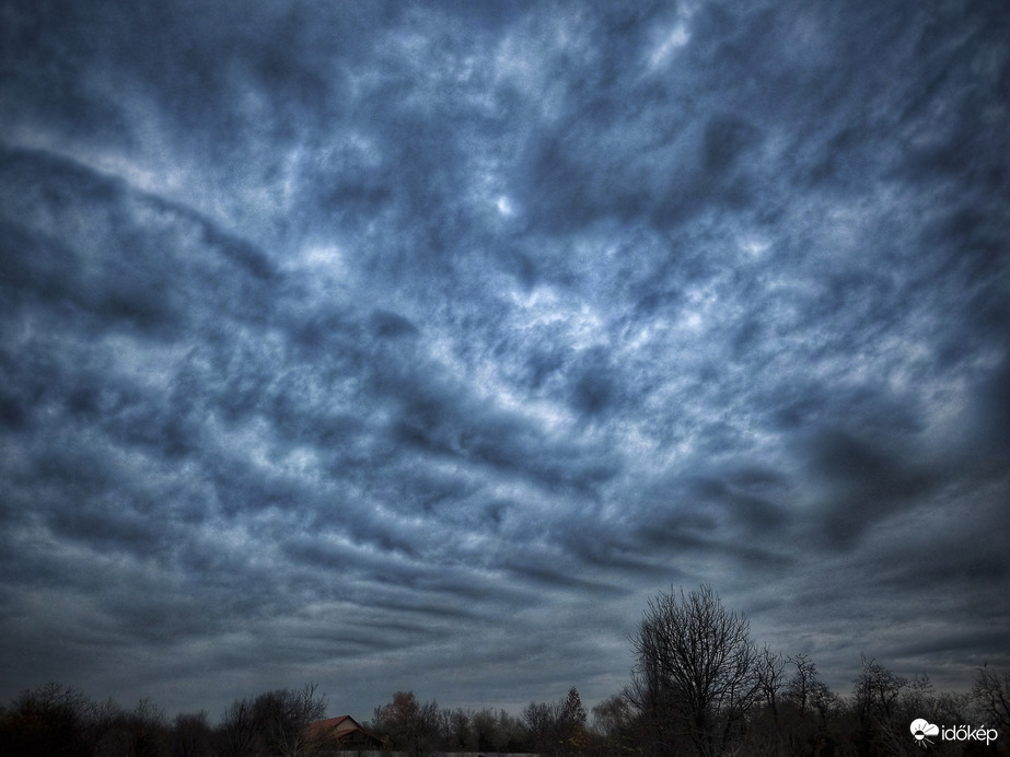 Hullámokkal teli naplementi égbolt