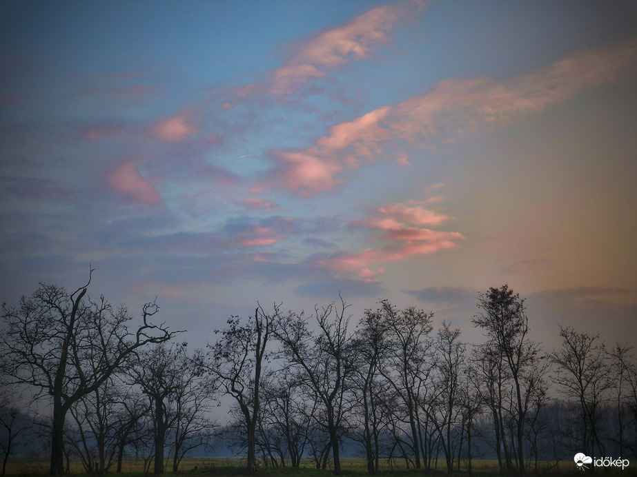 Párás december naplementi táj