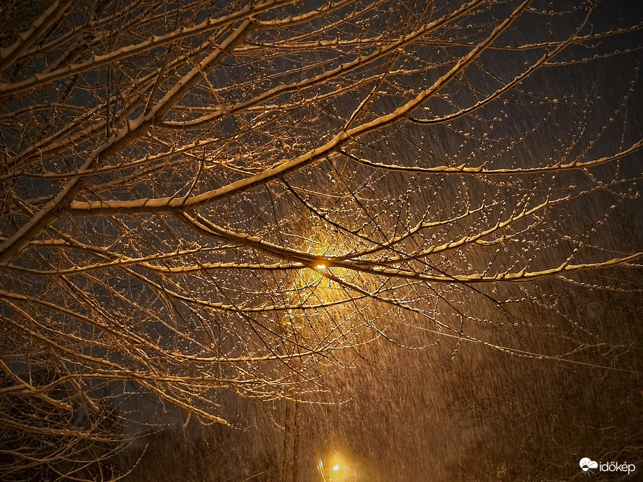 Sűrű, kis pelyhes havazás