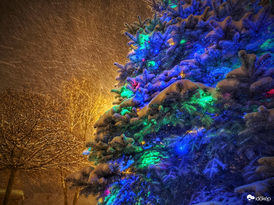 Szakadó hóeséssel búcsúznak az ünnepek