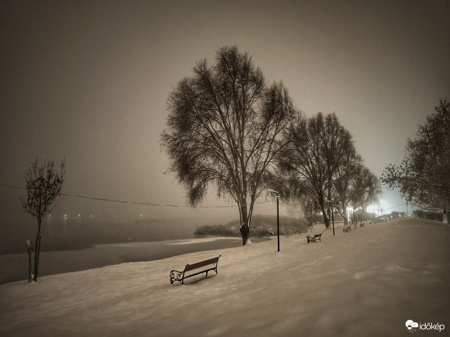 Éjjel a behavazott Duna-parton