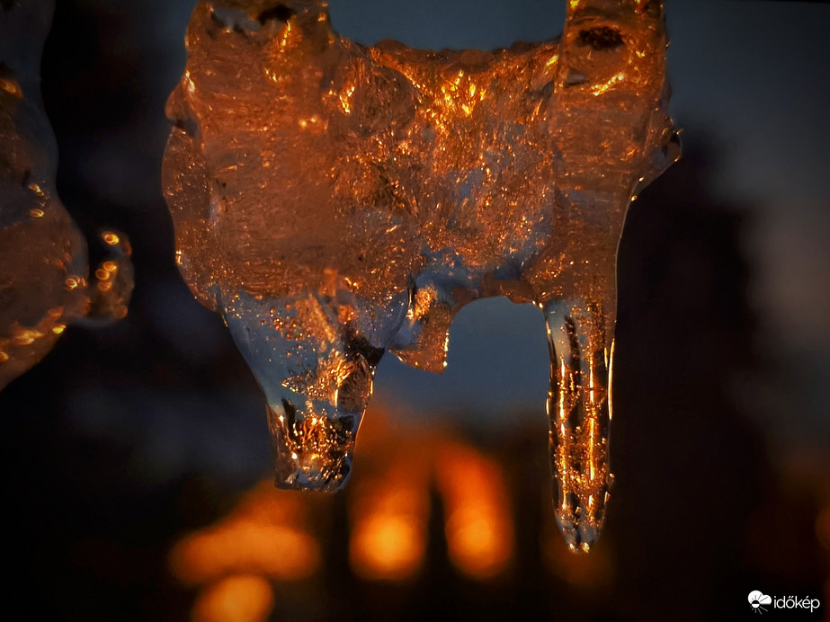 Jégcsapok az éjjeli lámpafényben