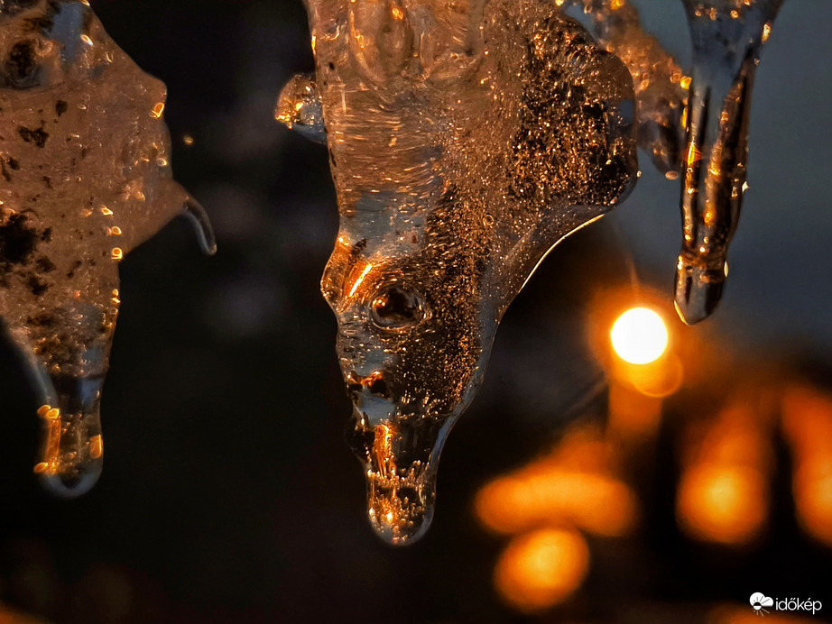 Egy kis melegség érzetet adó lámpafényben 