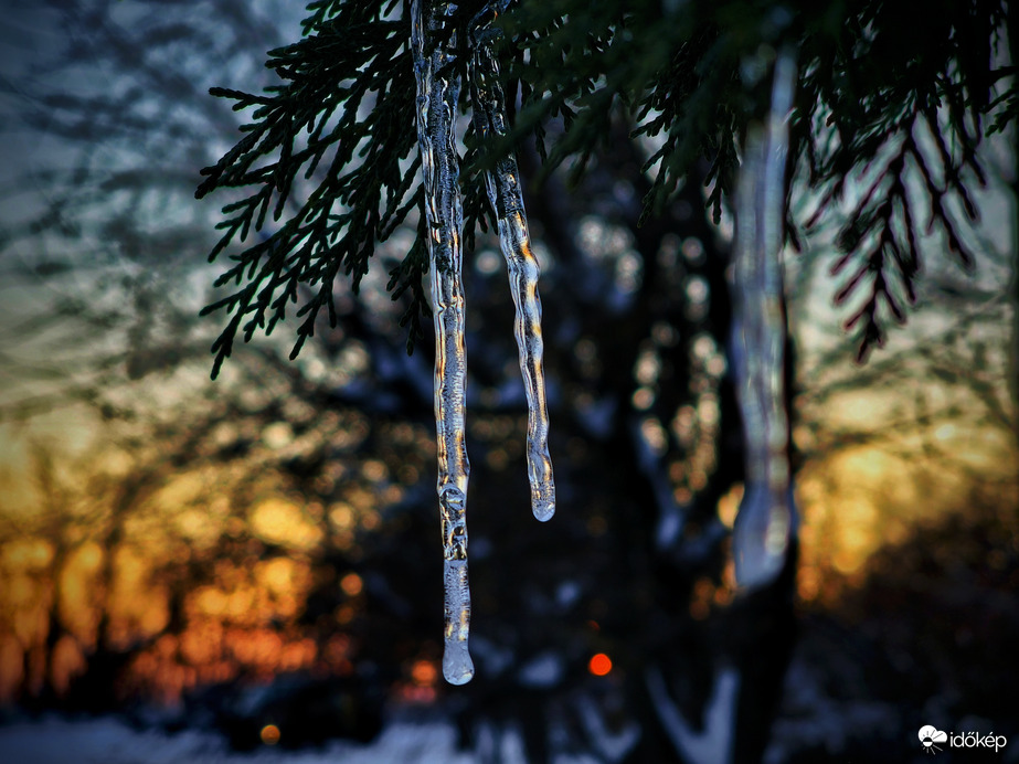 Jégcsapok a naplemente színeiben
