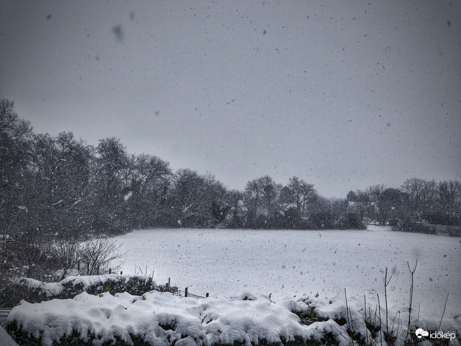 Szakadatlanul szakad a hó