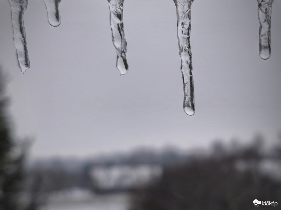 Lassan távozik a havazás, nőnek a jégcsapok