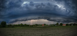 Panoráma az érkező peremfelhős zivatarról