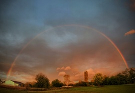 Pompás szivárvány kerekedett egy októberi naplementében