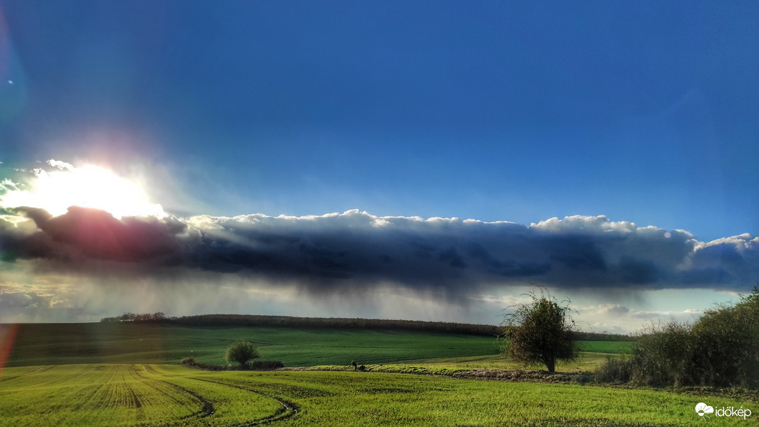 Földig ér a lába....