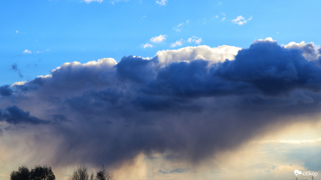 Földig ér a lába....