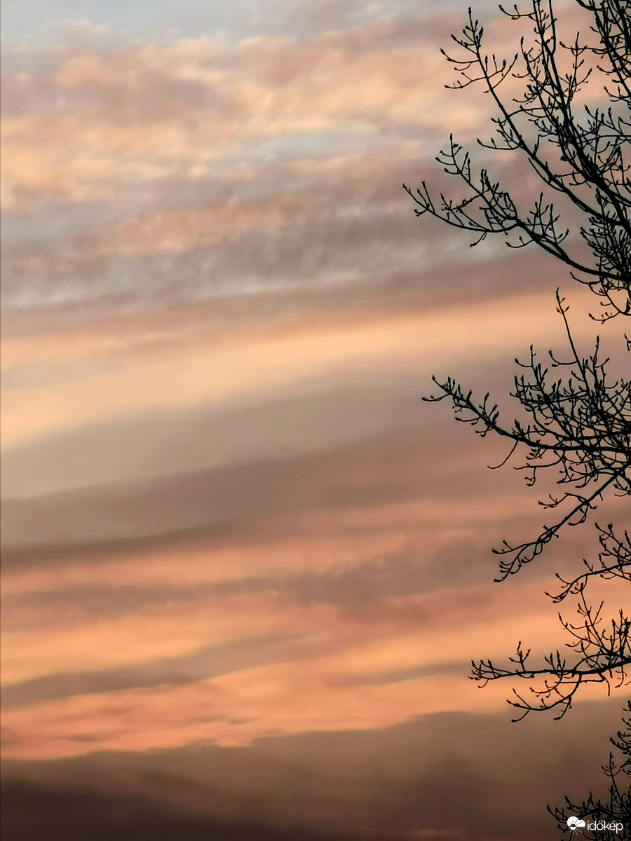 Felhők mögé bújva.