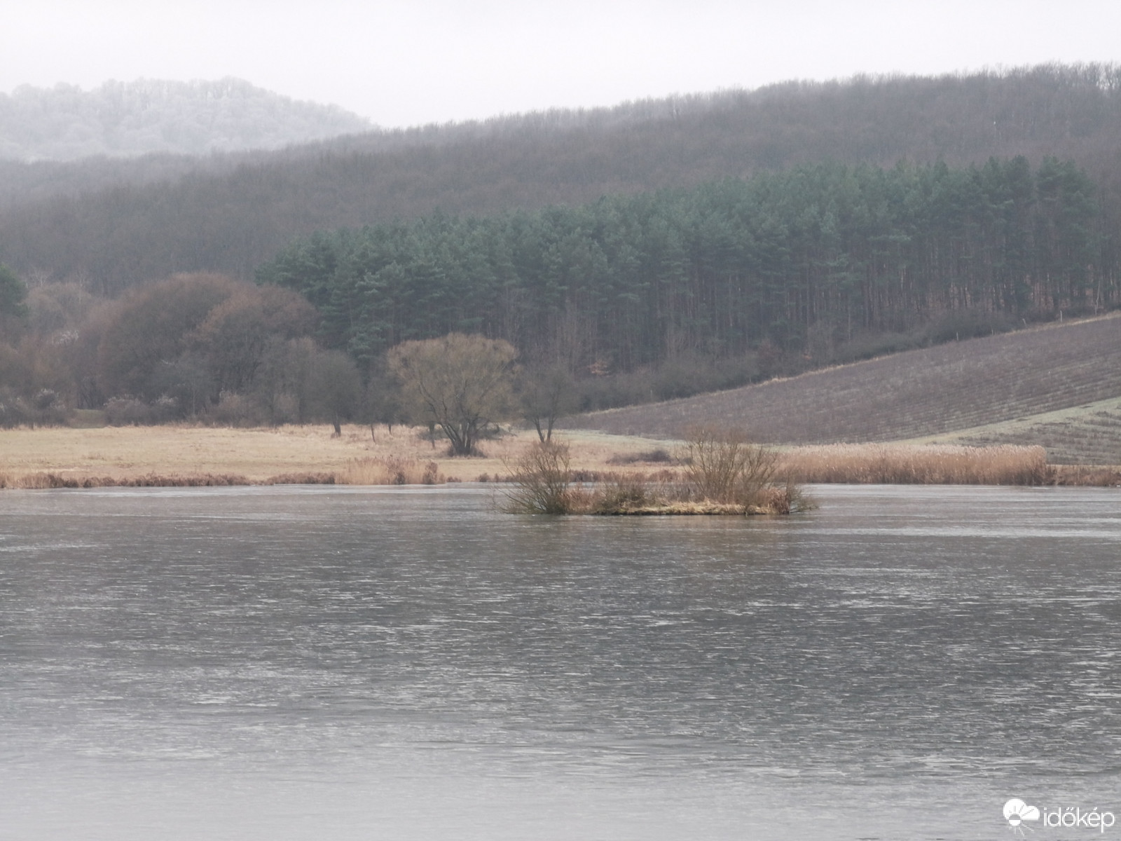 Tó téli reggel.