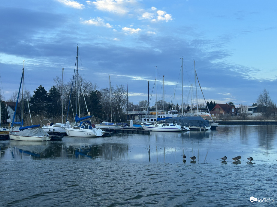“Elment” a jég ,már csak  vékony hártya emlékeztet rá 