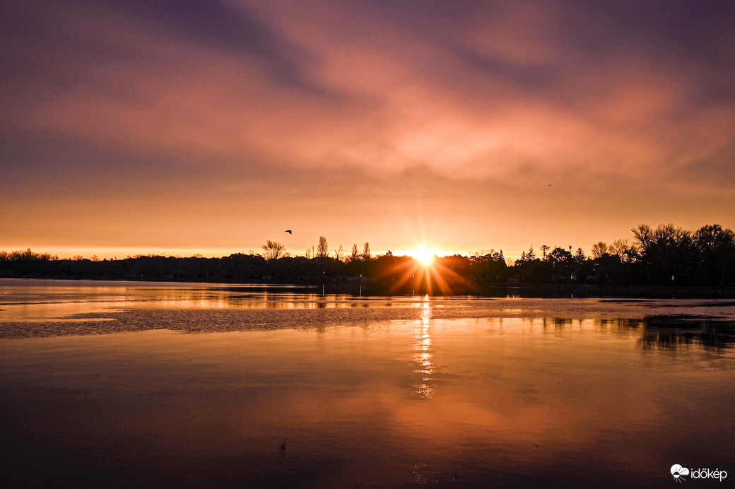 Az álom és valóság határán . Hihetetlen színek között kelt fel a nap 