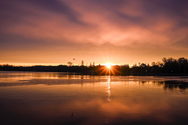 Az álom és valóság határán . Hihetetlen színek között kelt fel a nap 