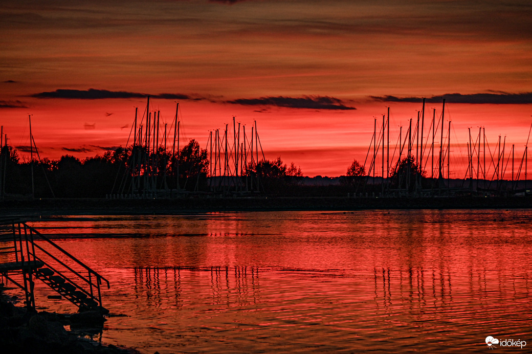 Harsogó csend a parton 