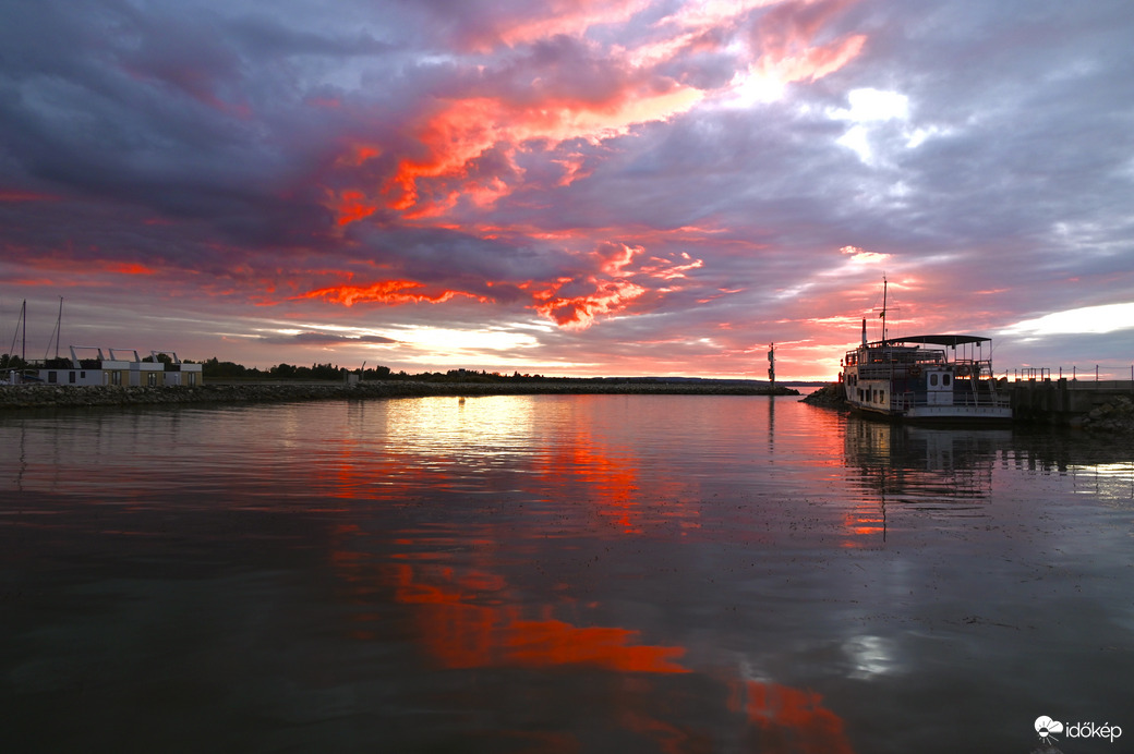 Esti bámulatos a kikötőben 