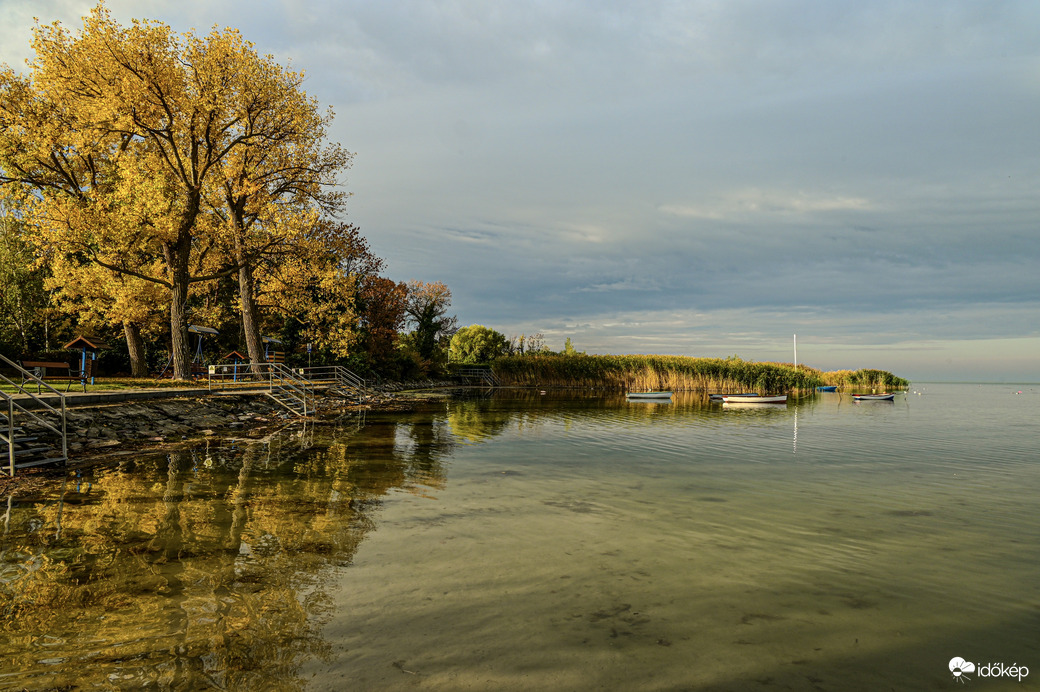 Festői reggel a parton 