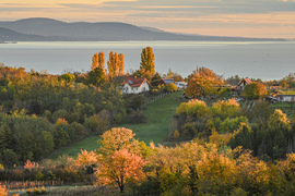 Hajnali megvilágításban a dombok 