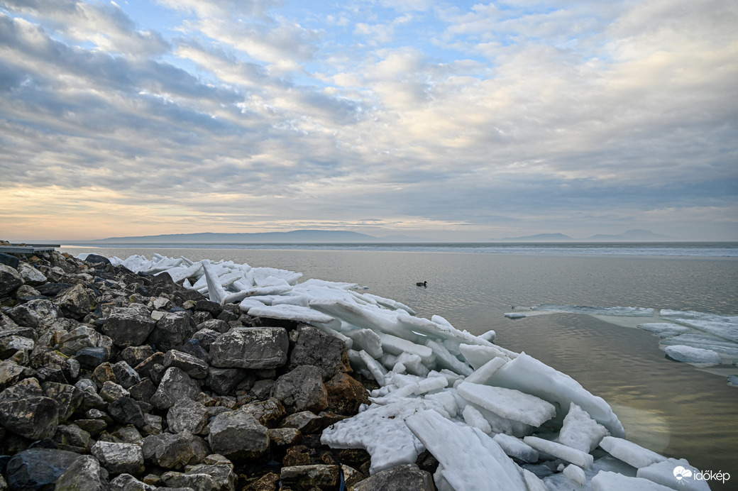Vastag jégtáblákat pakolt a szél a kikötő végére 
