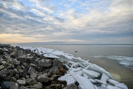 Vastag jégtáblákat pakolt a szél a kikötő végére 
