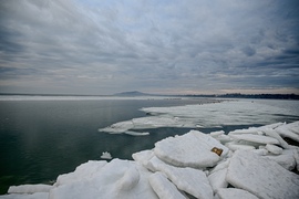 Jól látszik a szabad vízfelület és a szakadozott jég 